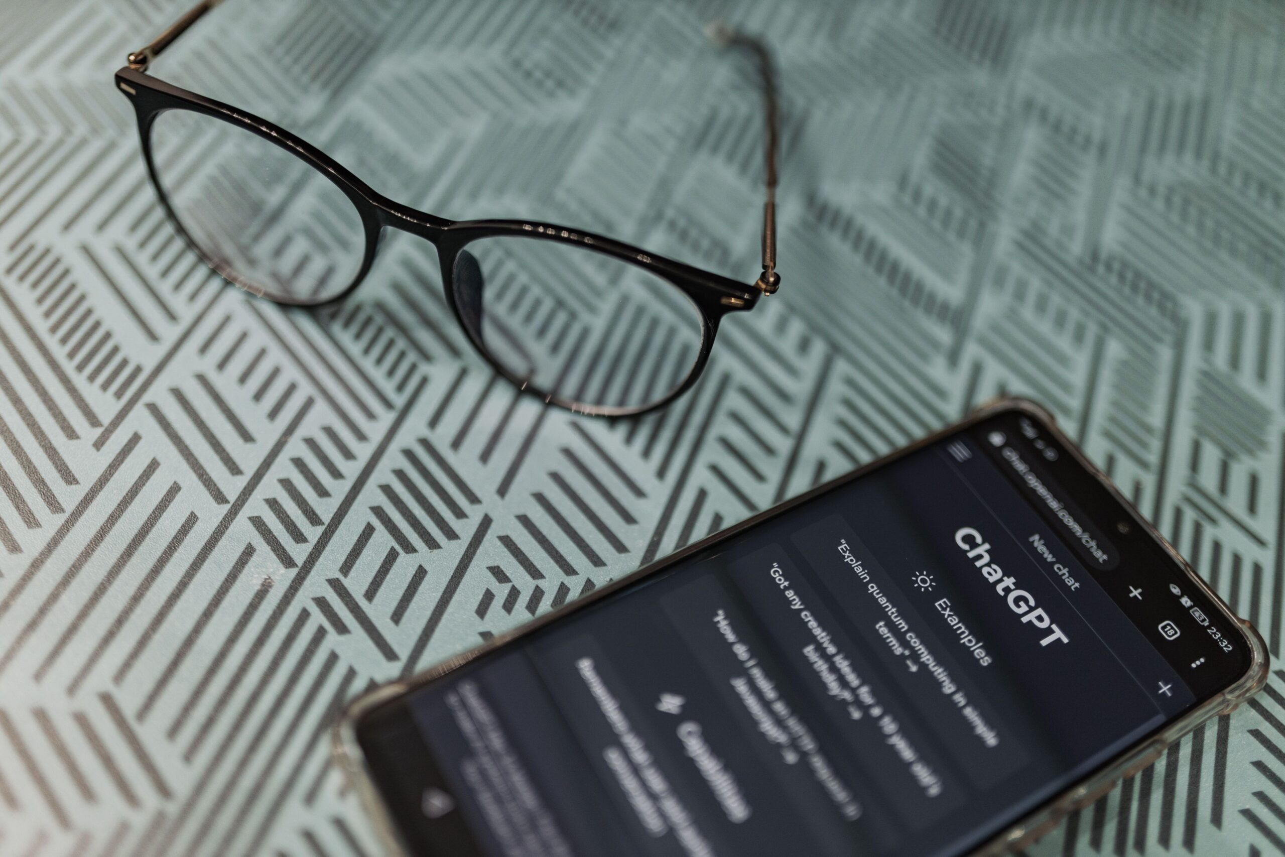 AI glasses and smartphone showing an AI assistant